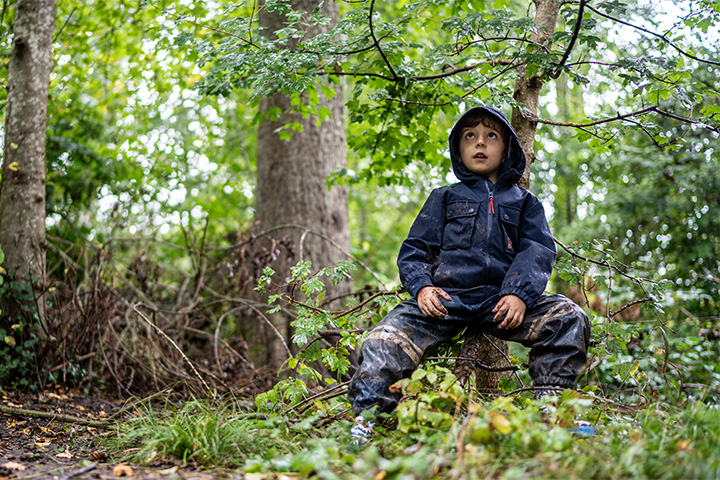 Enfant dans la forêt illustrant la durabilité